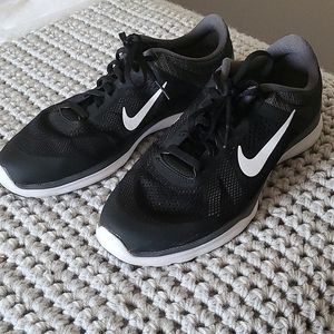 Women's Nike Training season 5 size 9
